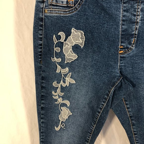 Laura PETITES size 0 floral embroidered jeans NWT - Picture 5 of 7